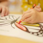 Descoperă 10 activități fără ecrane pentru copii care stimulează imaginația, creativitatea și dezvoltarea. Idei practice pentru acasă și în aer liber.